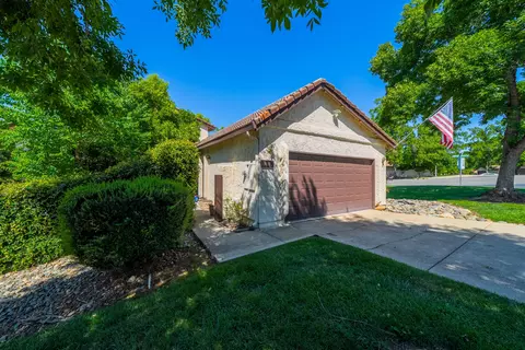 710 Coffeeberry Ln, Redding, CA 96003