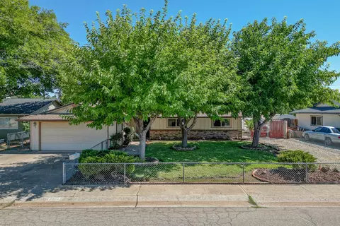 3305 Adams Ln, Redding, CA 96002