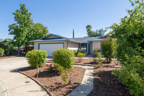 1071 Camelot Ct, Redding, CA 96003 photo 2