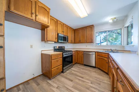 1071 Camelot Ct, Redding, CA 96003 photo 7