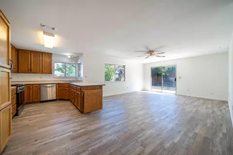 1071 Camelot Ct, Redding, CA 96003 photo 4