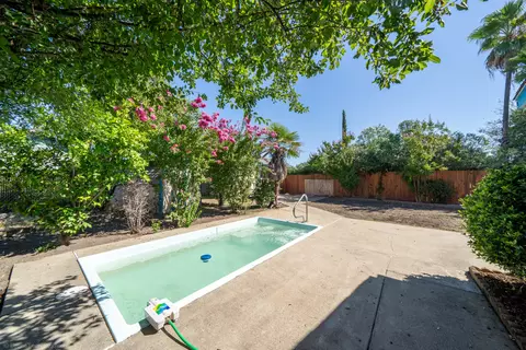 1071 Camelot Ct, Redding, CA 96003 photo 25