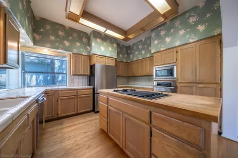 1672 Saint Andrews, Redding, CA 96003 photo 8