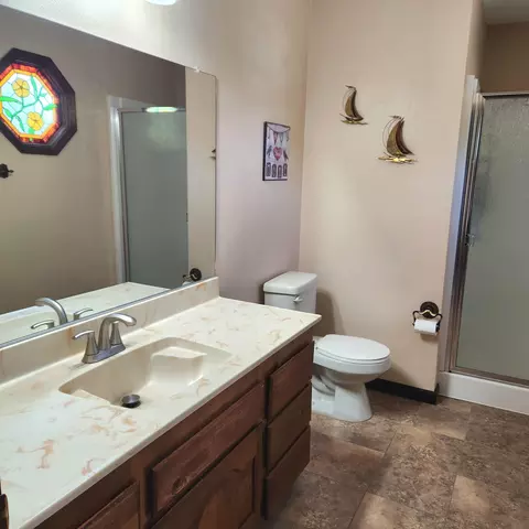 Bath - 1969 Cirrus St, Redding, CA 96002 photo 3 of 5