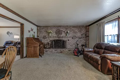 Living - 1969 Cirrus St, Redding, CA 96002 photo 2 of 8