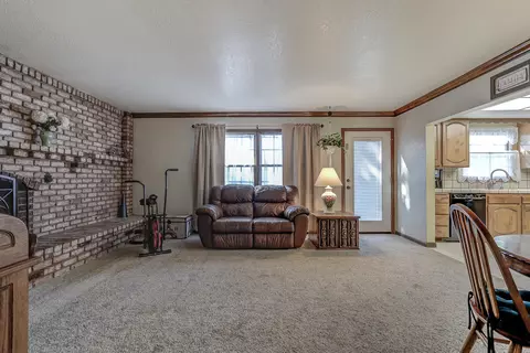 Living - 1969 Cirrus St, Redding, CA 96002 photo 3 of 8