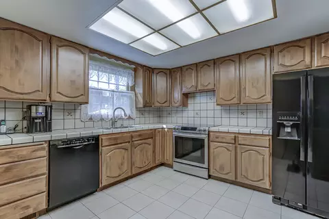 Kitchen - 1969 Cirrus St, Redding, CA 96002 photo 6 of 7