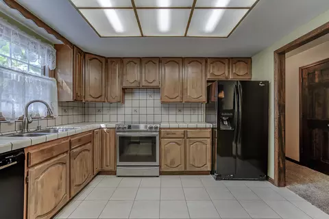 Kitchen - 1969 Cirrus St, Redding, CA 96002 photo 5 of 7