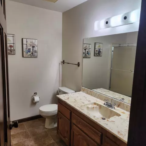 Bath - 1969 Cirrus St, Redding, CA 96002 photo 4 of 5