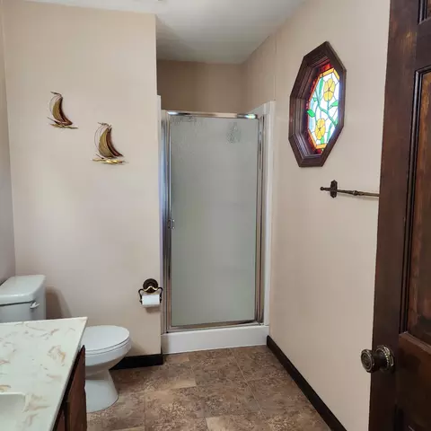 Bath - 1969 Cirrus St, Redding, CA 96002 photo 2 of 5