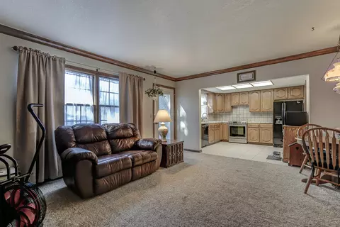Living - 1969 Cirrus St, Redding, CA 96002 photo 4 of 8