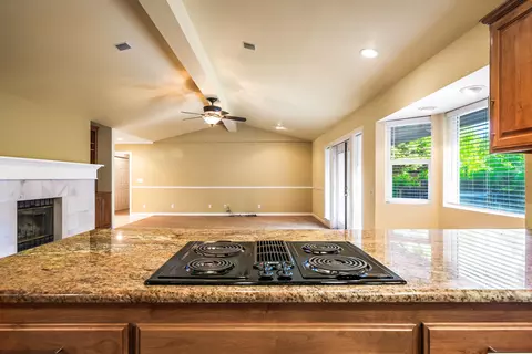 4251 Saratoga Dr, Redding, CA 96002 photo 10
