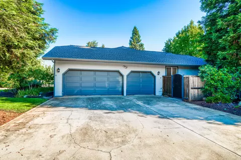 4251 Saratoga Dr, Redding, CA 96002 photo 4
