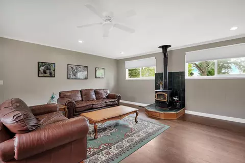 Living - 8471 Churn Crk Rd, Redding, CA 96002 photo 4 of 6