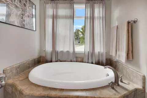 Bath - 8471 Churn Crk Rd, Redding, CA 96002 photo 3 of 6