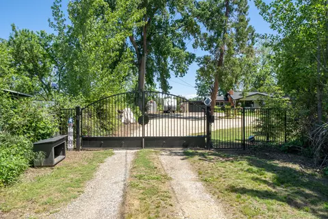 22088 Reading Dr, Anderson, CA 96007 photo 5