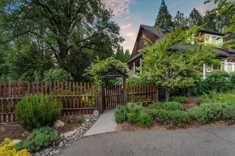 200 Birch St, Mount Shasta, CA 96067