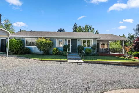 1523 Mistletoe Ln, Redding, CA 96002 photo 2