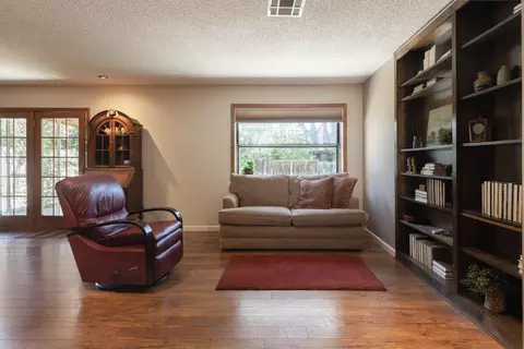 2565 Rainbow Ln, Redding, CA 96002