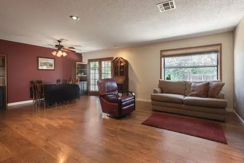 2565 Rainbow Ln, Redding, CA 96002 photo 2