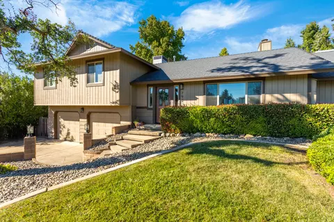 792 Country Oak Dr, Redding, CA 96003