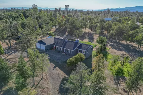 10362 Hummingbird Ln, Redding, CA 96003
