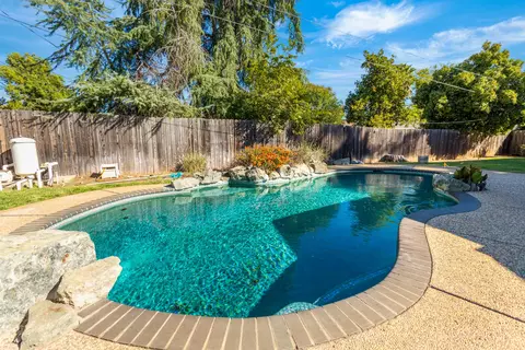 660 Gary Ct, Redding, CA 96002 photo 3