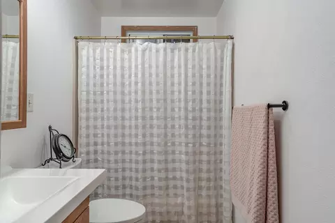 Bath - 1130 Shasta Ave, Red Bluff, CA 96080 photo 1 of 2