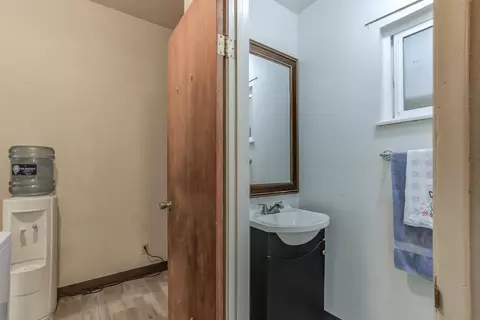 Bath - 1130 Shasta Ave, Red Bluff, CA 96080 photo 2 of 2