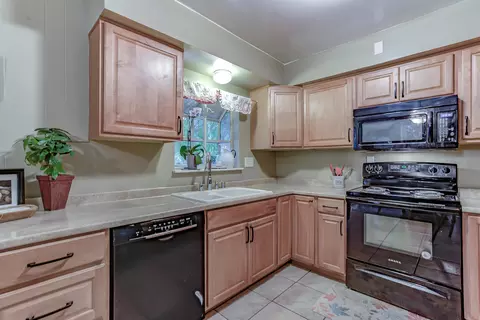 Kitchen - 1130 Shasta Ave, Red Bluff, CA 96080 photo 2 of 3