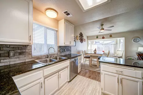 6937 Yvonne Ct, Redding, CA 96001 photo 13
