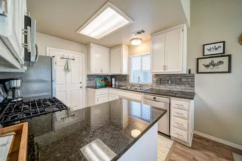 6937 Yvonne Ct, Redding, CA 96001 photo 12