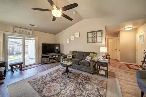 6937 Yvonne Ct, Redding, CA 96001 photo 5