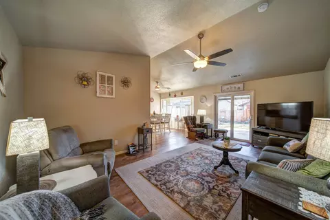 6937 Yvonne Ct, Redding, CA 96001 photo 3