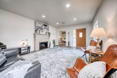 2415 Gold St, Redding, CA 96001 photo 2