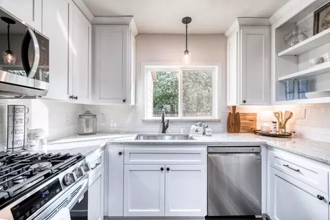 2415 Gold St, Redding, CA 96001 photo 4