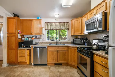 16755 Thompson Ln, Redding, CA 96001 photo 6