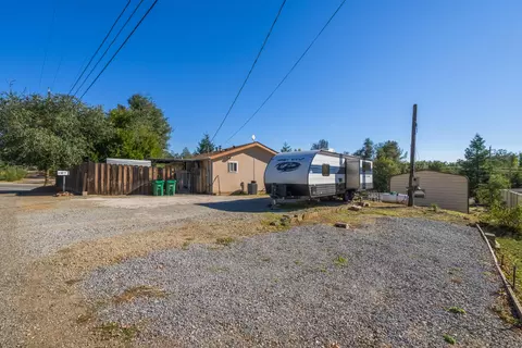 16755 Thompson Ln, Redding, CA 96001