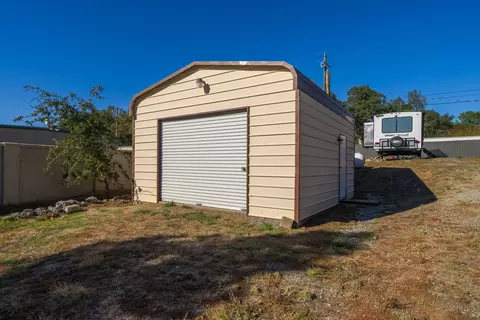 16755 Thompson Ln, Redding, CA 96001 photo 2