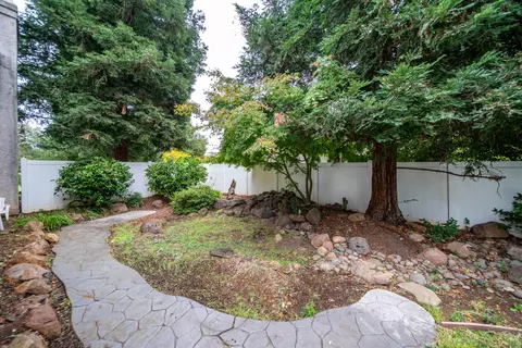 Exterior - 2287 Western Oak Dr, Redding, CA 96002 photo 15 of 17