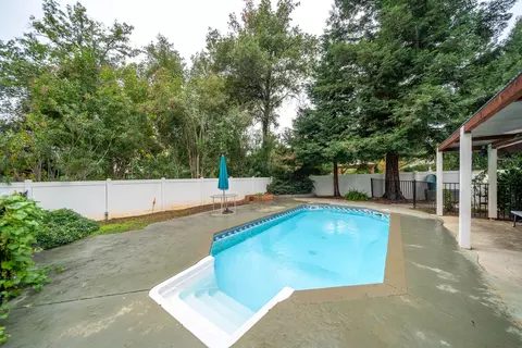 Exterior - 2287 Western Oak Dr, Redding, CA 96002 photo 9 of 17