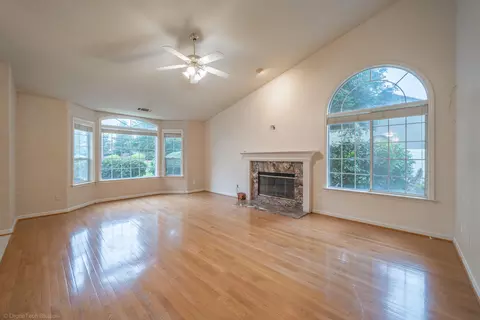 Living - 2287 Western Oak Dr, Redding, CA 96002 photo 2 of 6