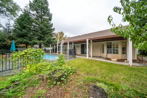 Exterior - 2287 Western Oak Dr, Redding, CA 96002 photo 14 of 17