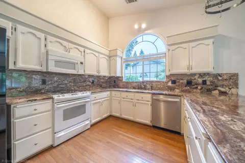 Kitchen - 2287 Western Oak Dr, Redding, CA 96002 photo 3 of 4