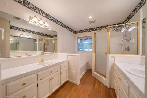 Bath - 2287 Western Oak Dr, Redding, CA 96002 photo 2 of 3