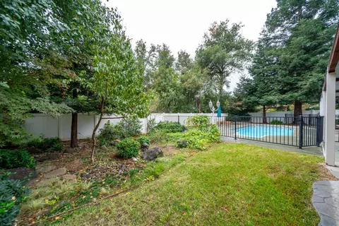 Exterior - 2287 Western Oak Dr, Redding, CA 96002 photo 13 of 17