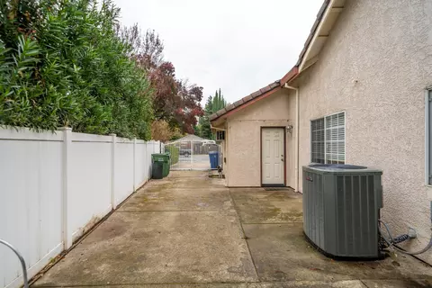 Exterior - 2287 Western Oak Dr, Redding, CA 96002 photo 16 of 17
