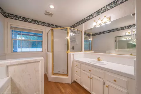 Bath - 2287 Western Oak Dr, Redding, CA 96002 photo 3 of 3