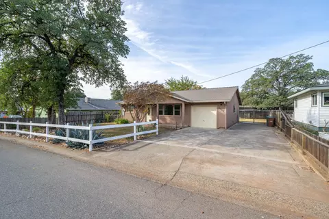 2750 Heather Ln, Redding, CA 96002