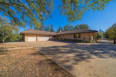 16306 Trail Dr, Redding, CA 96001